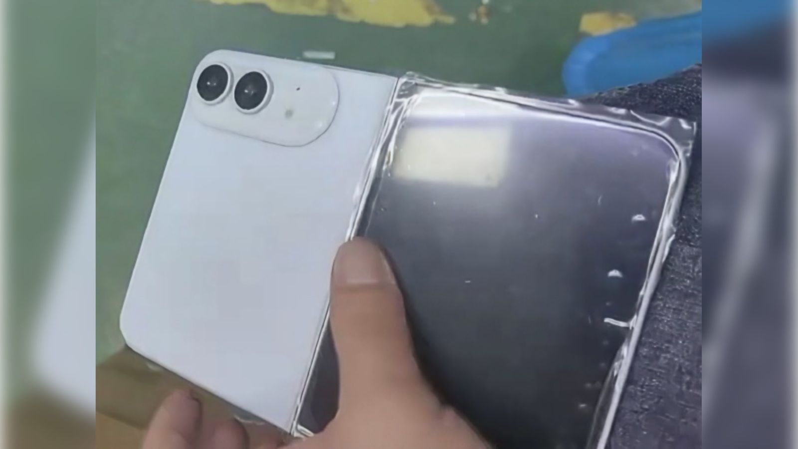 告别花哨配色？苹果首款折叠屏手机 iPhone Ultra 白色版机模曝光