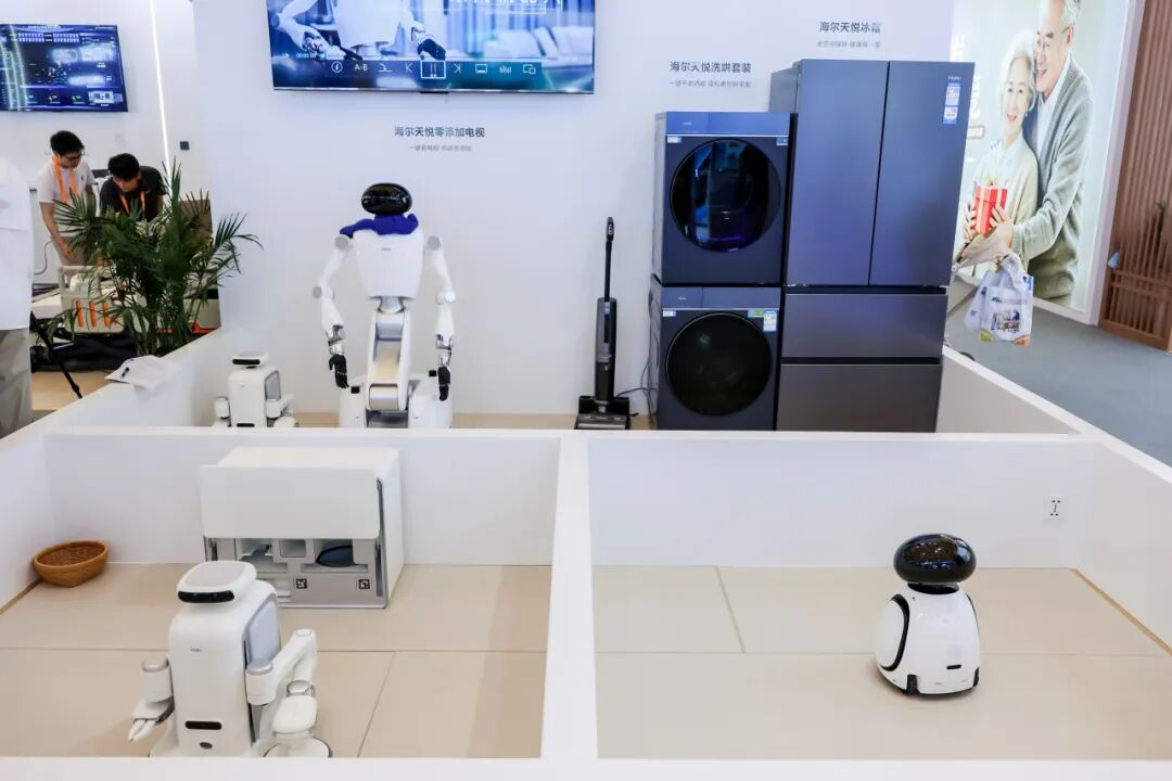 海尔展示行业首套 AI 未来智慧养老解决方案，三大 AI 陪伴机器人亮相，网友热议