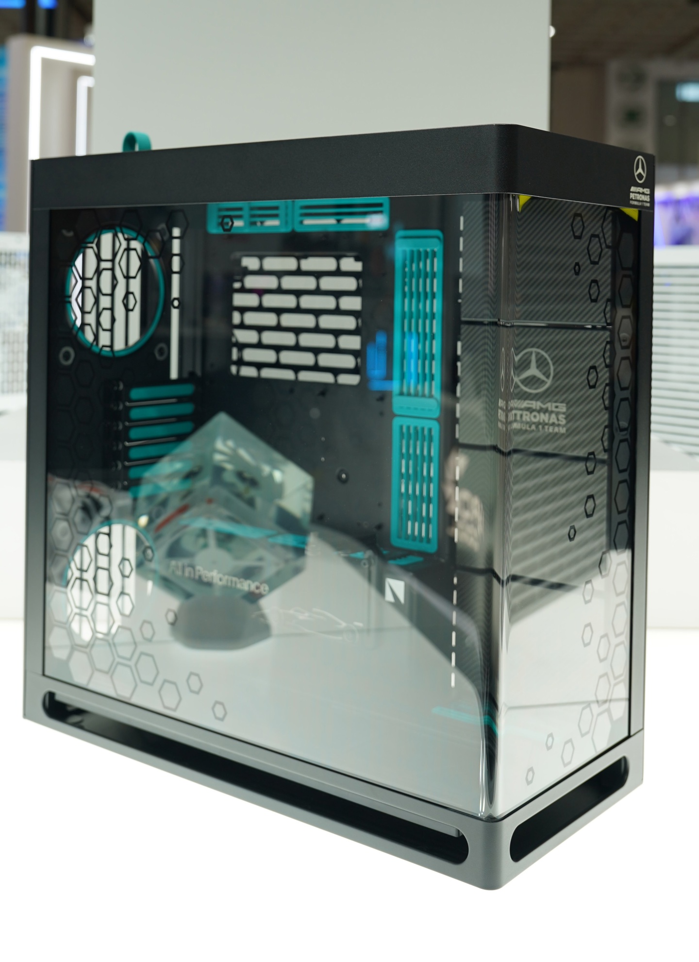 注入赛车元素：HAVN 展示梅赛德斯-AMG 马石油 F1 车队联名版 HS 420 机箱