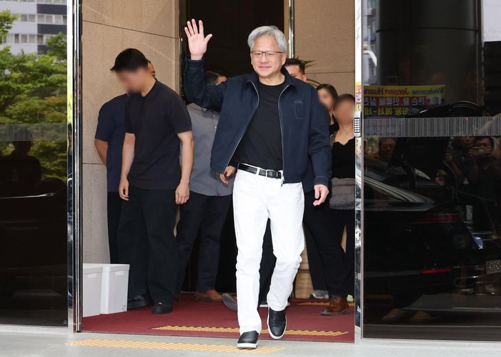 英伟达 CEO 黄仁勋抵达韩国，首站造访《英雄联盟》选手 Faker 和 T1 战队网友怎么看