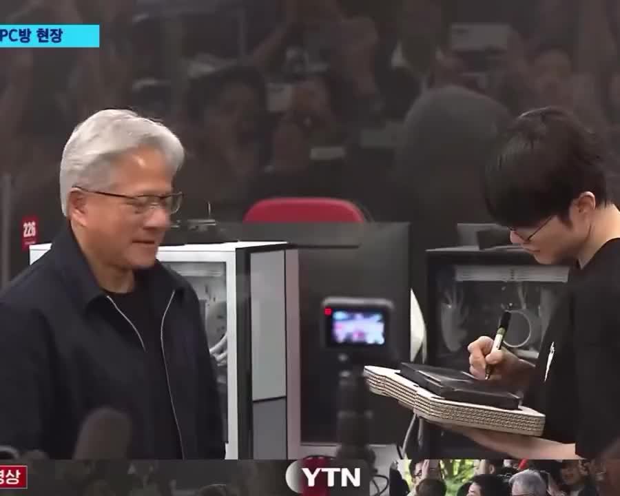 黄仁勋在网吧与 Faker 见面，现场抽了“全球仅此一张”英伟达 RTX 5090 签名显卡事件始末