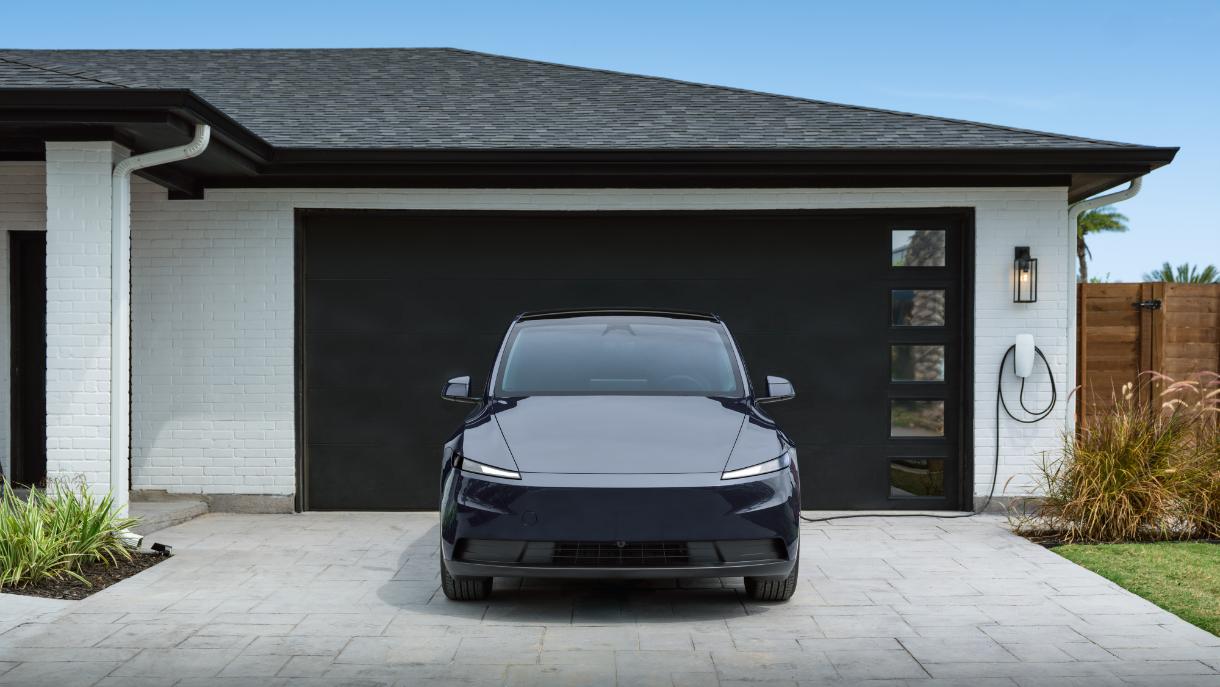 特斯拉北美 Model Y 入门版内饰升级，全黑车顶与 16 英寸大屏下放怎么回事？